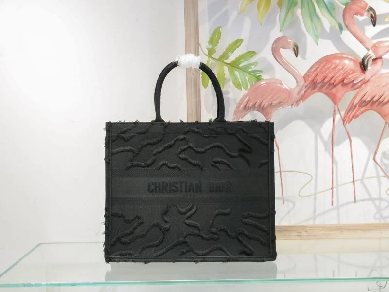 WellDesigned Christian Dior Shopping Bags 76221