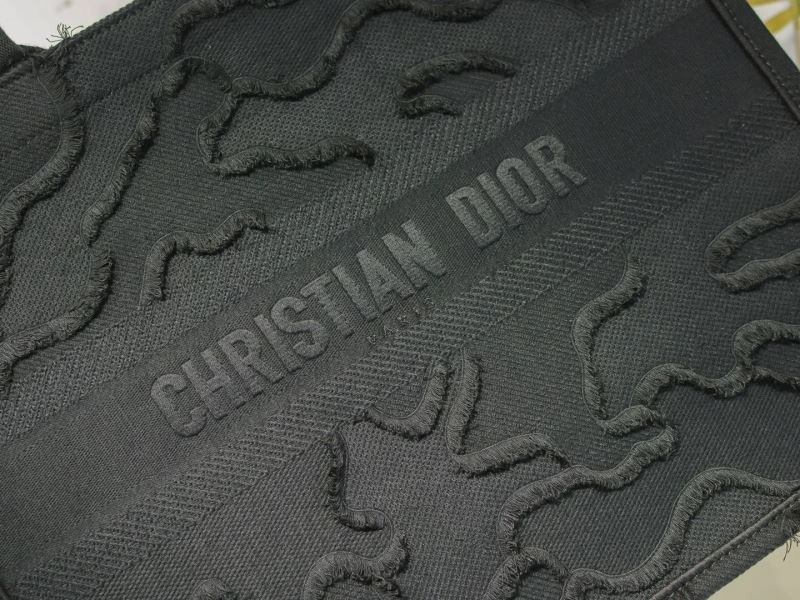 WellDesigned Christian Dior Shopping Bags 76221