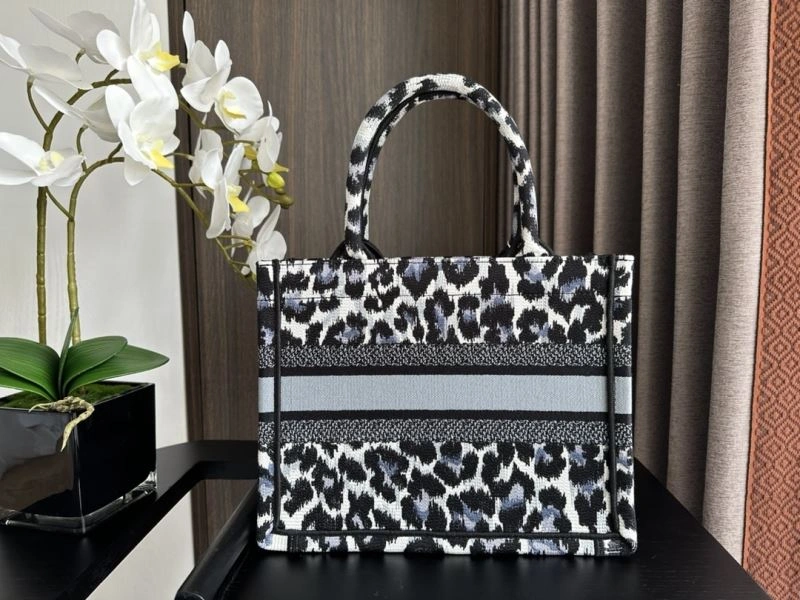 Vibrant Christian Dior Shopping Bags 73900