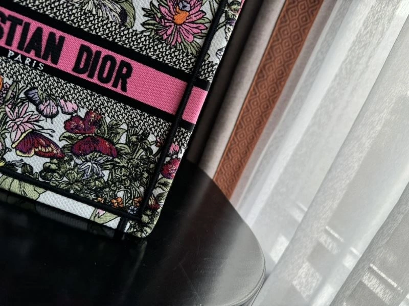 Effortless Christian Dior Shopping Bags 70462