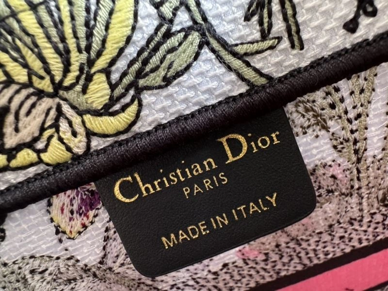 Effortless Christian Dior Shopping Bags 70462