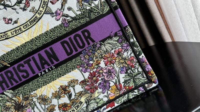 Minimalist Christian Dior Shopping Bags 70416