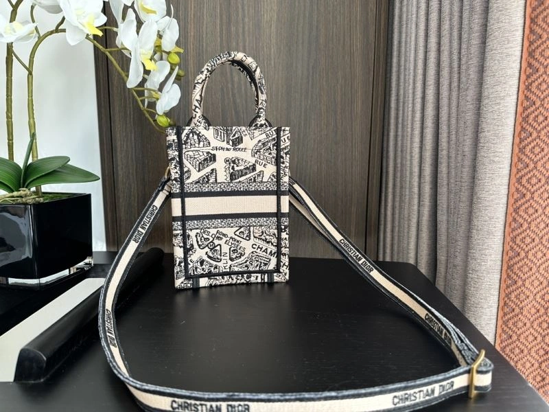Sophisticated Christian Dior Shopping Bags 70485