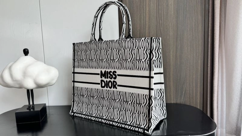 Christian Dior Shopping Bags ModernLook 66654