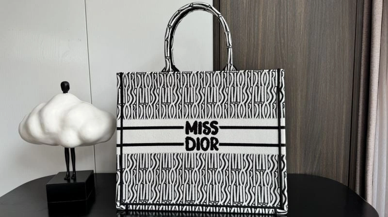 Christian Dior Shopping Bags ModernLook 66654