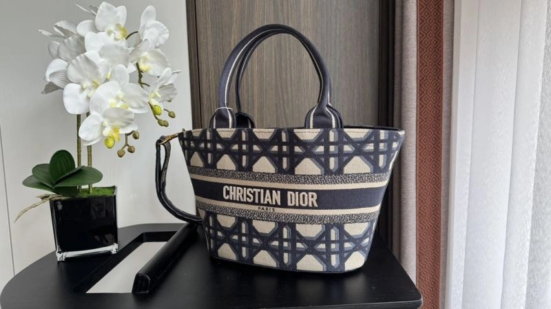 Christian Dior Shopping Bags Minimalist 66635