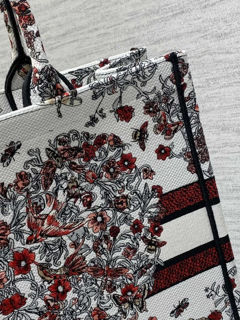 WellDesigned Christian Dior Shopping Bags 46879