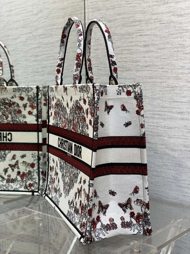 WellDesigned Christian Dior Shopping Bags 46879