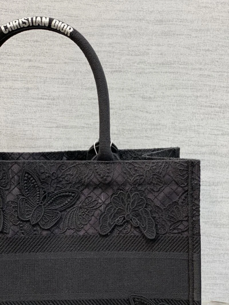 WellDesigned Christian Dior Shopping Bags 46873