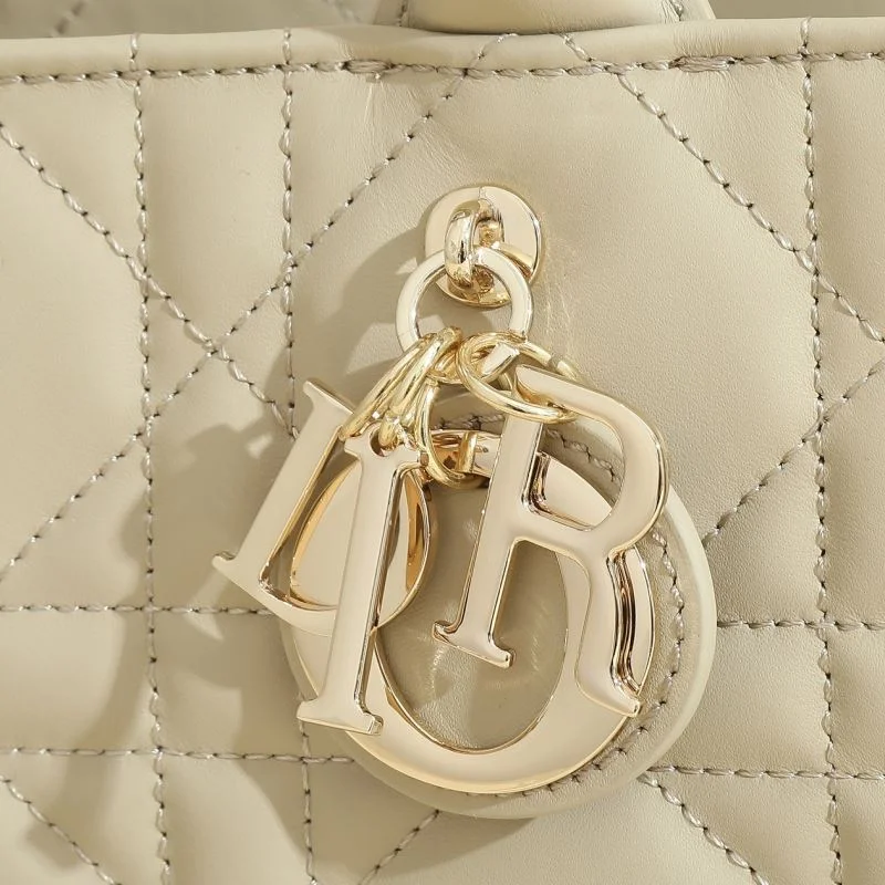 Effortless Christian Dior Shopping Bags 46167