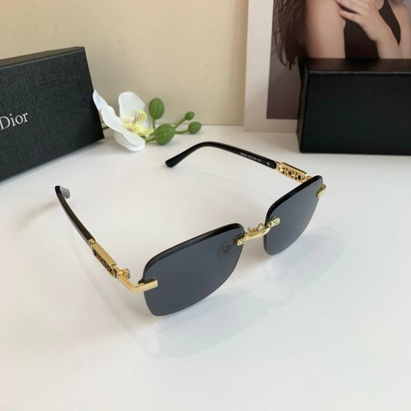 Elegant Christian Dior Sunglasses 278670