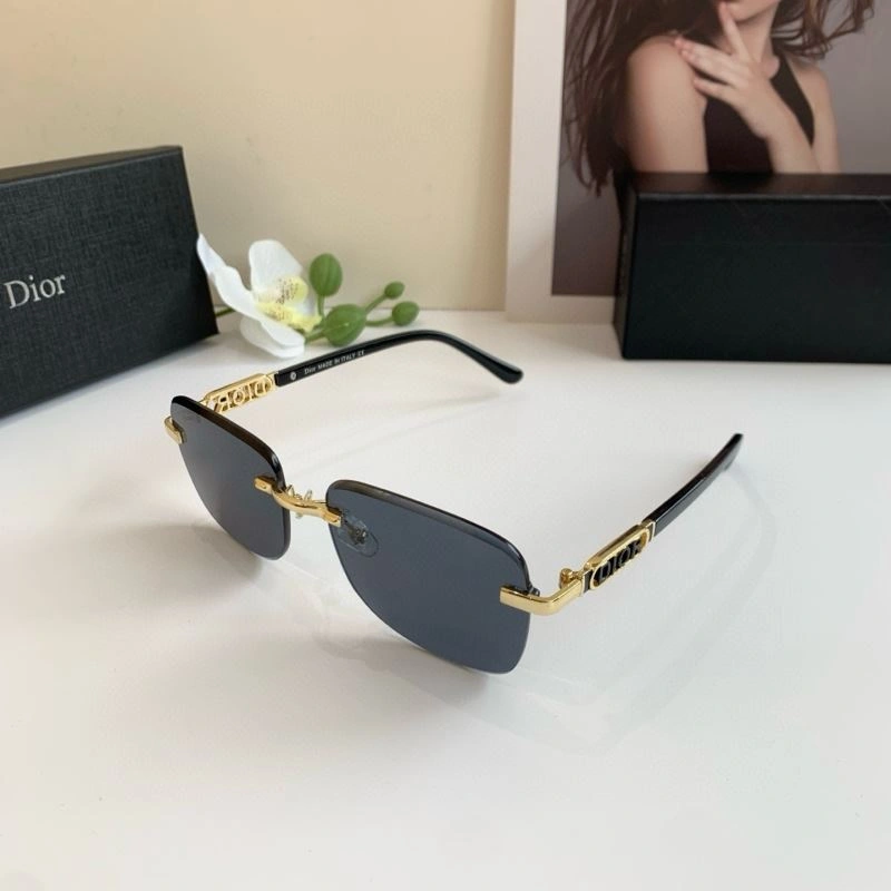Elegant Christian Dior Sunglasses 278670