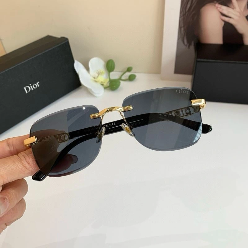 Elegant Christian Dior Sunglasses 278670