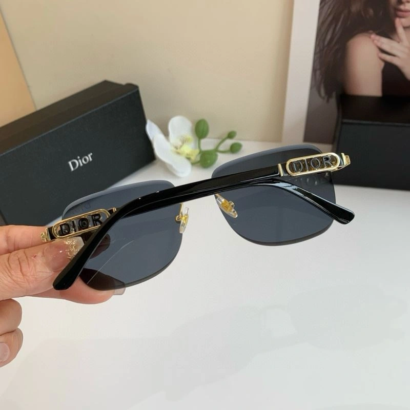 Elegant Christian Dior Sunglasses 278670