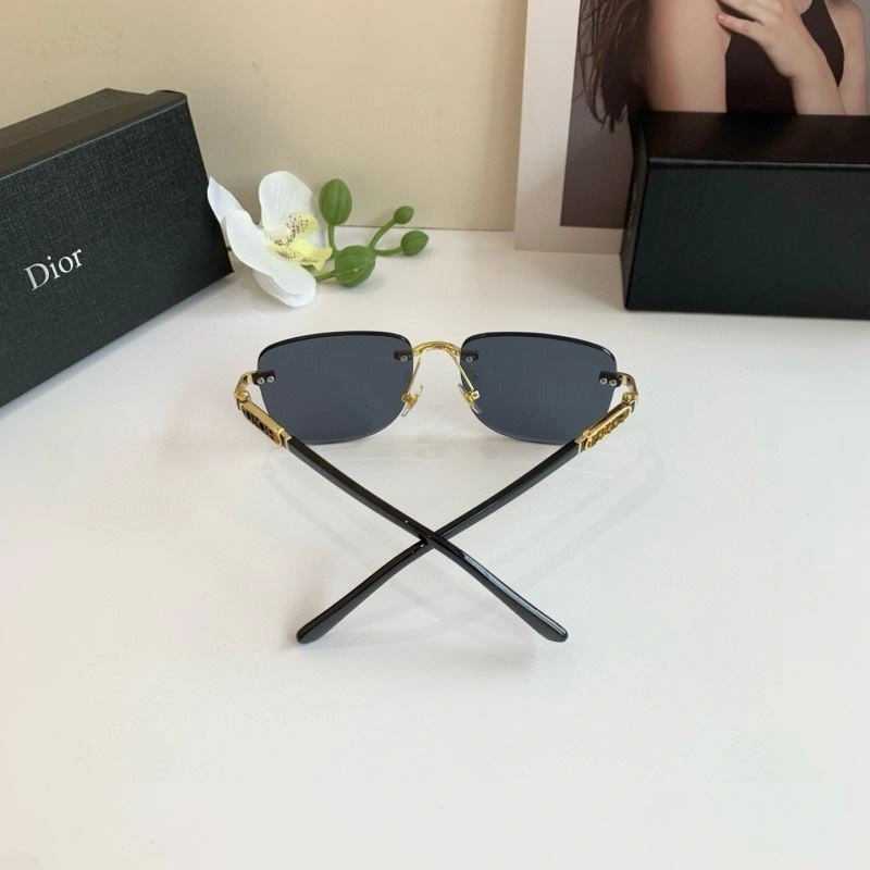 Elegant Christian Dior Sunglasses 278670