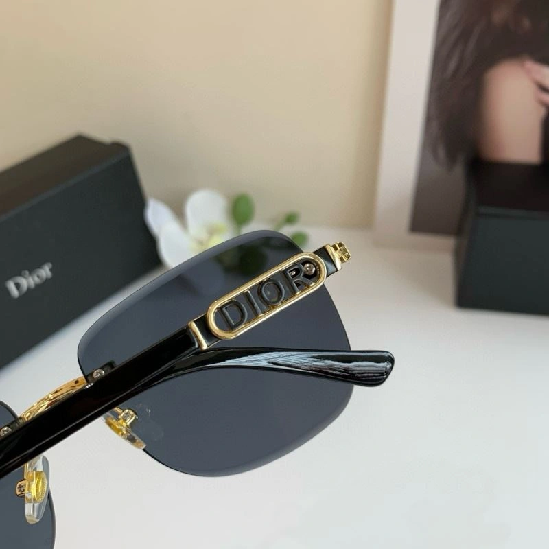 Elegant Christian Dior Sunglasses 278670