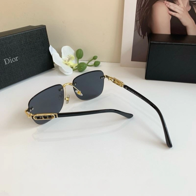 Elegant Christian Dior Sunglasses 278670