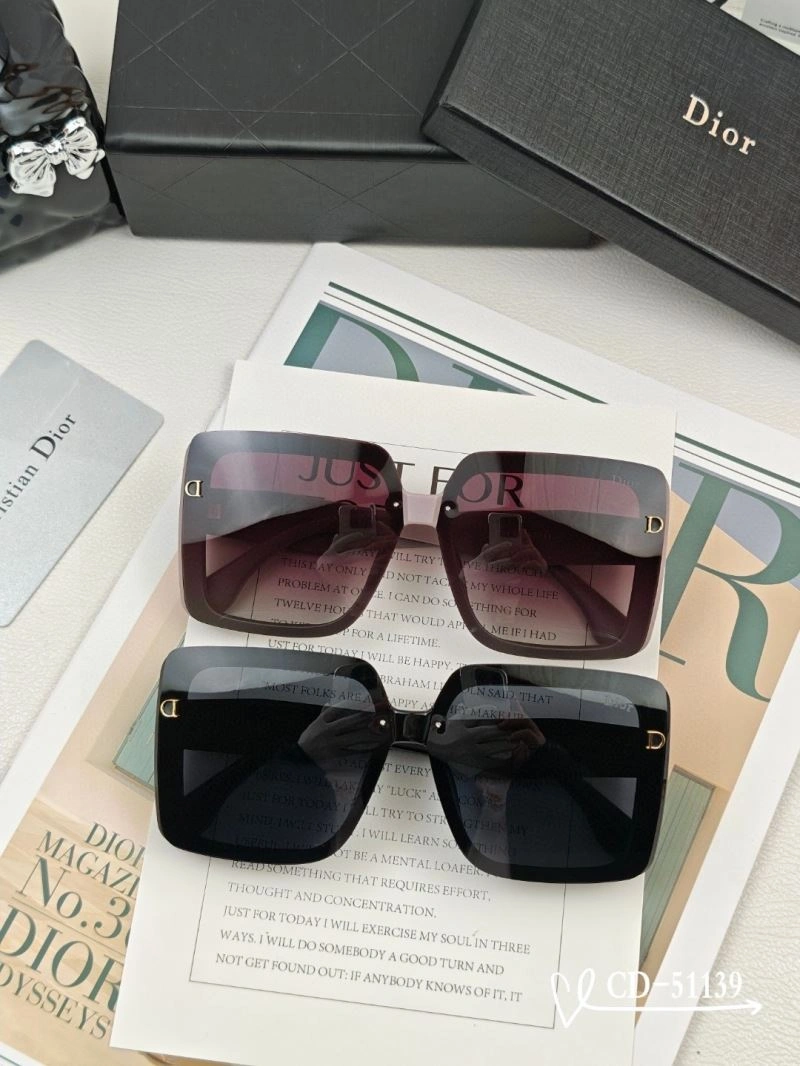 Refined Christian Dior Sunglasses 278800