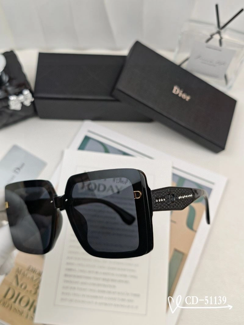 Refined Christian Dior Sunglasses 278800