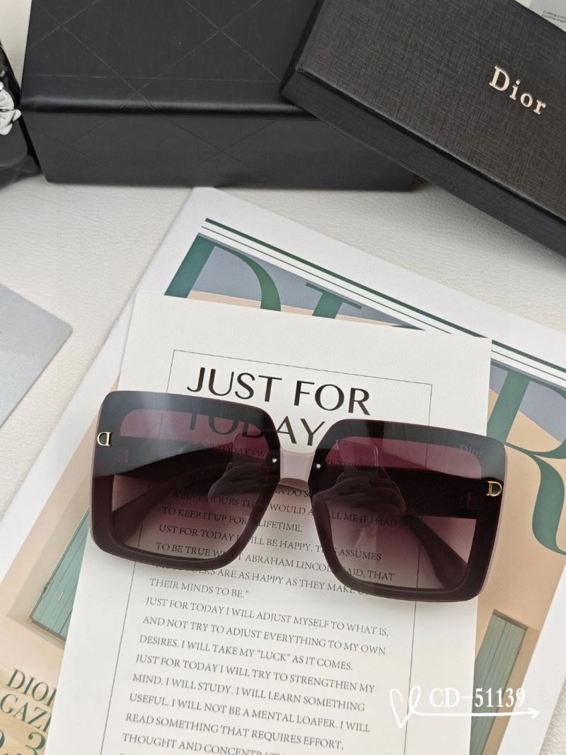 Refined Christian Dior Sunglasses 278800