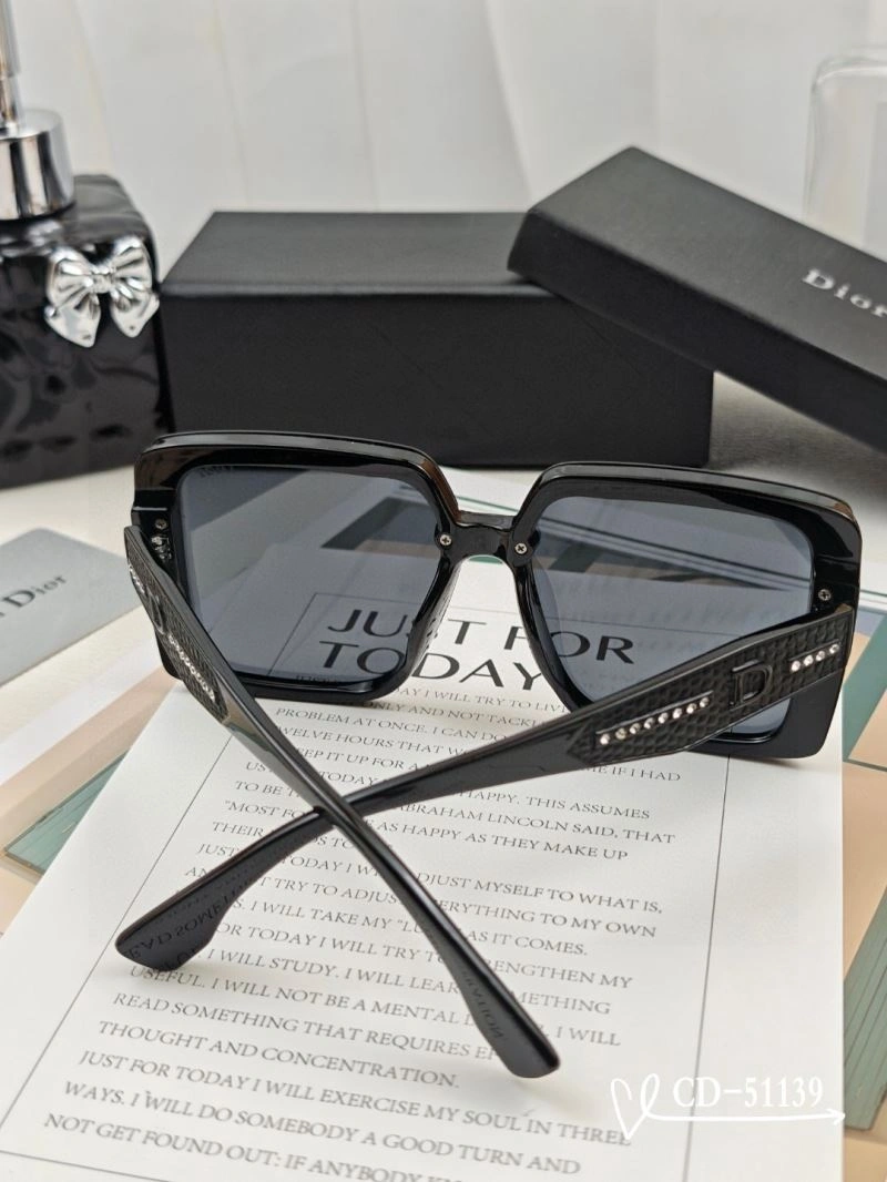 Refined Christian Dior Sunglasses 278800