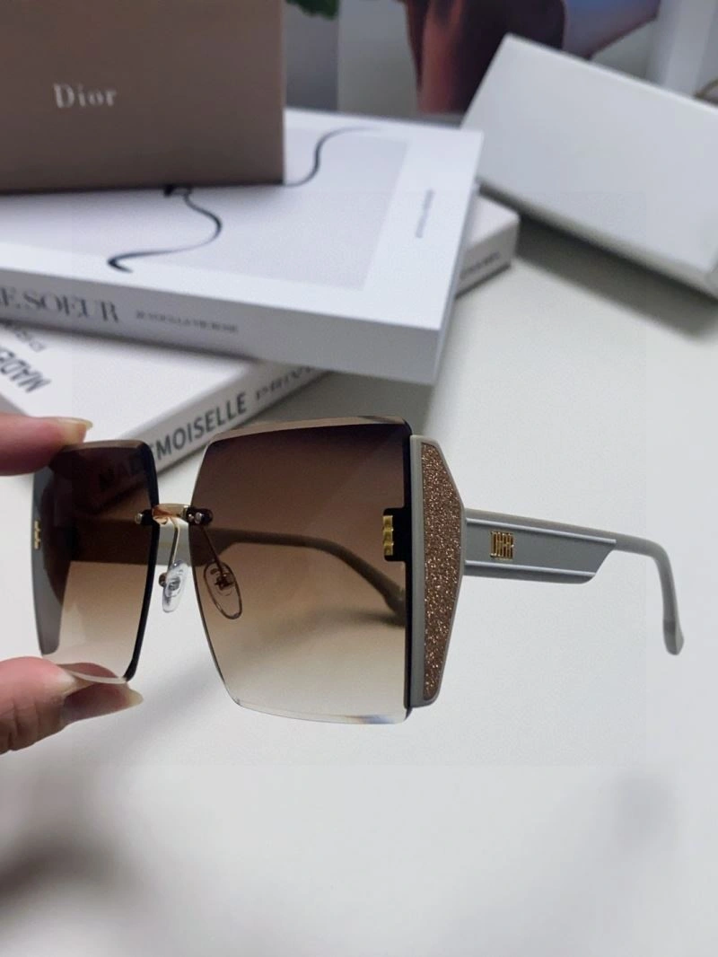 Versatile Christian Dior Sunglasses 278743
