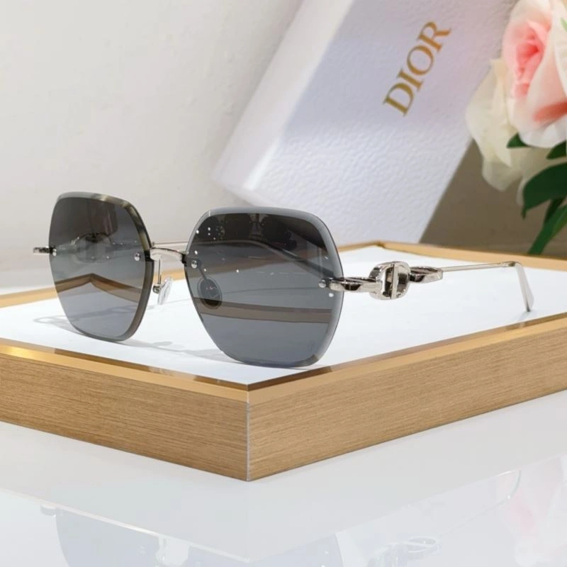 Trendsetting Christian Dior Sunglasses 278970