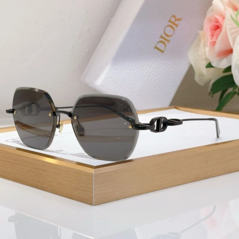Trendsetting Christian Dior Sunglasses 278970
