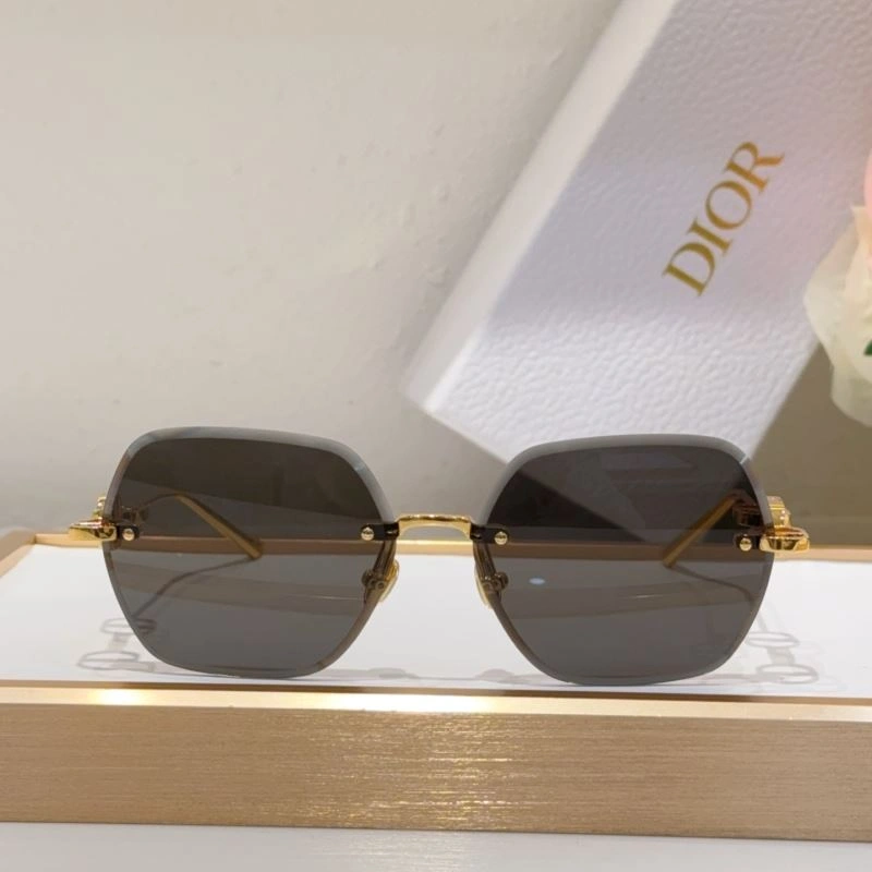 Trendsetting Christian Dior Sunglasses 278970