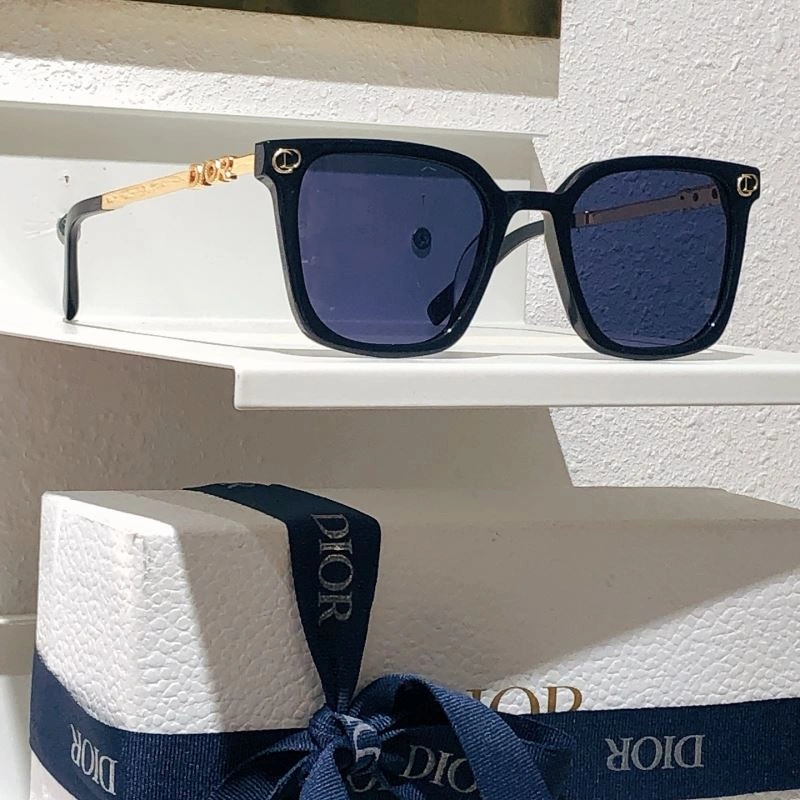 Sporty Christian Dior Sunglasses 278928