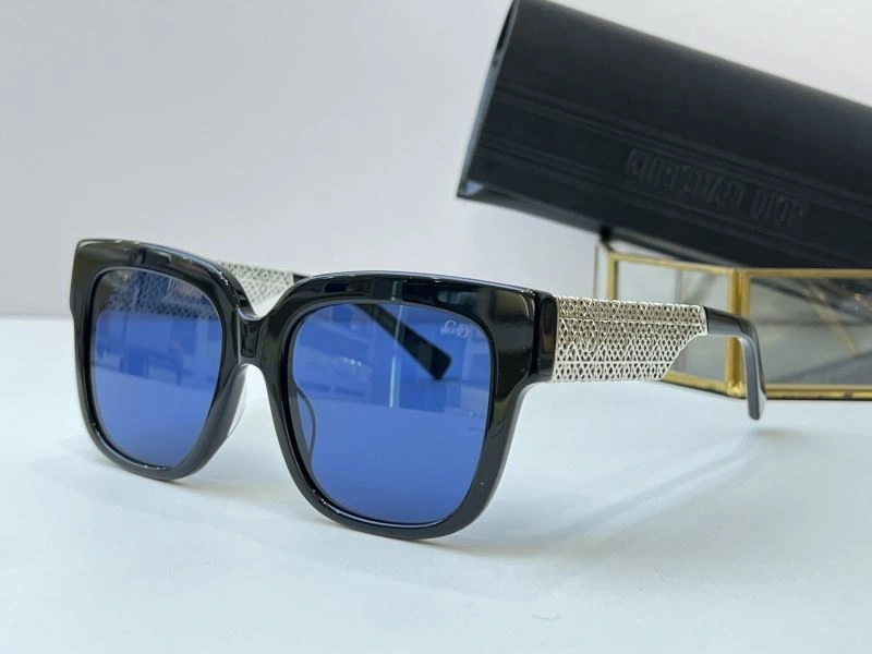 Compact Christian Dior Sunglasses 278916