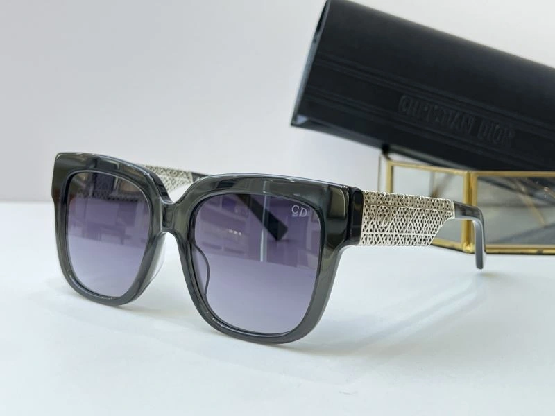 Compact Christian Dior Sunglasses 278916