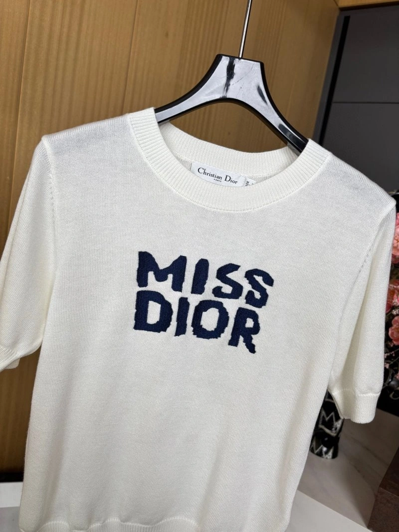 Effortless Christian Dior T-Shirts 111910