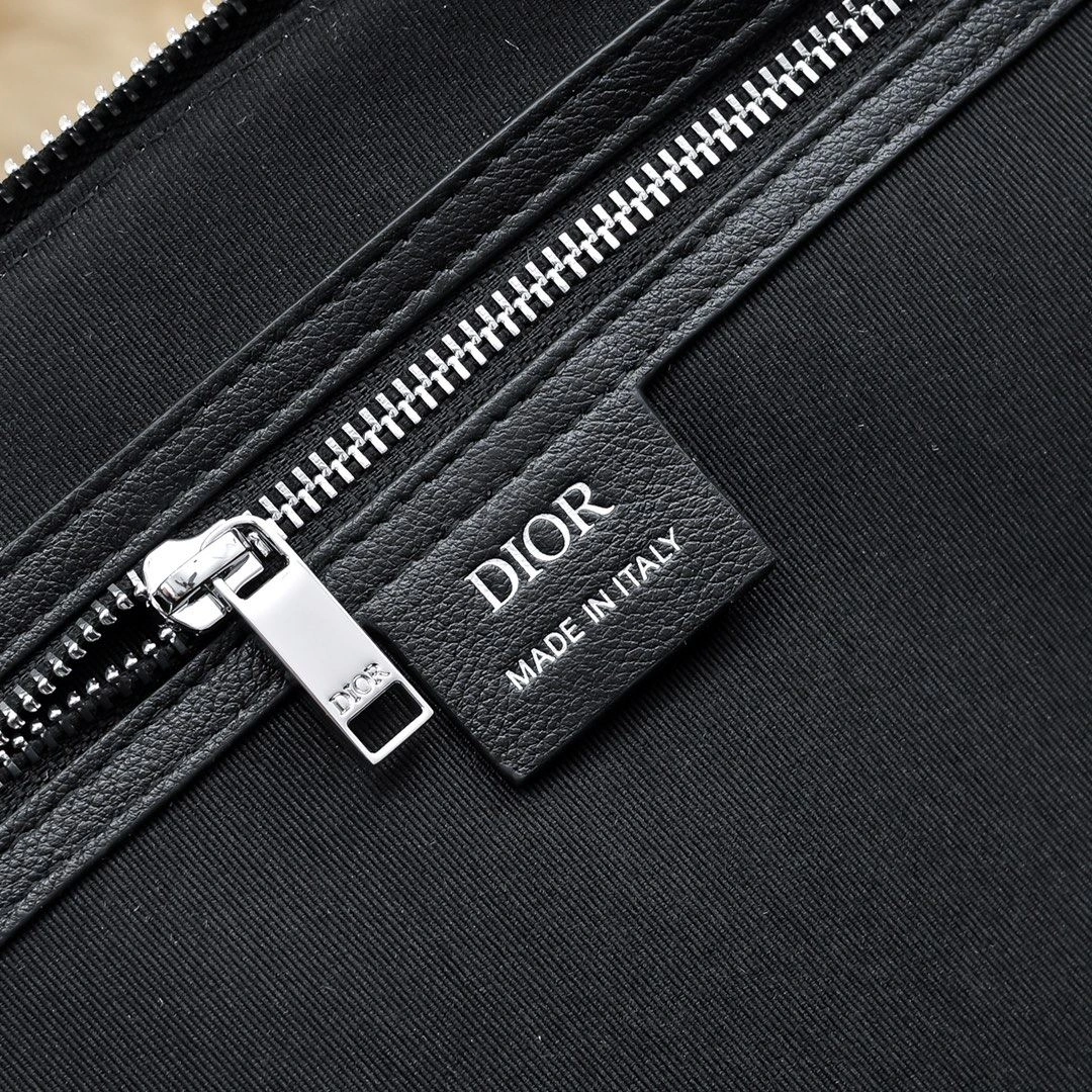 Sporty Christian Dior Travel Bags 91147
