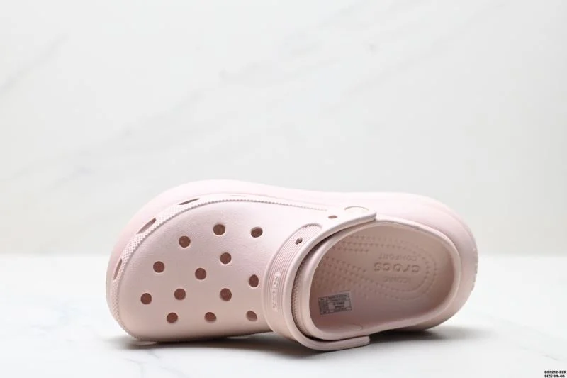WellDesigned Crocs Sandals 3583