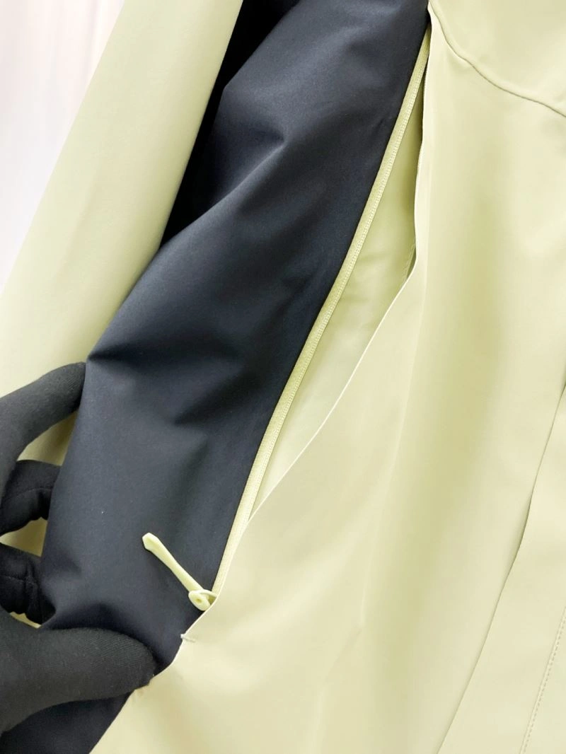 Trendsetting Descente Outwear 161870