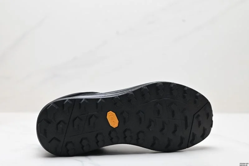Supportive Descente Shoes 3646