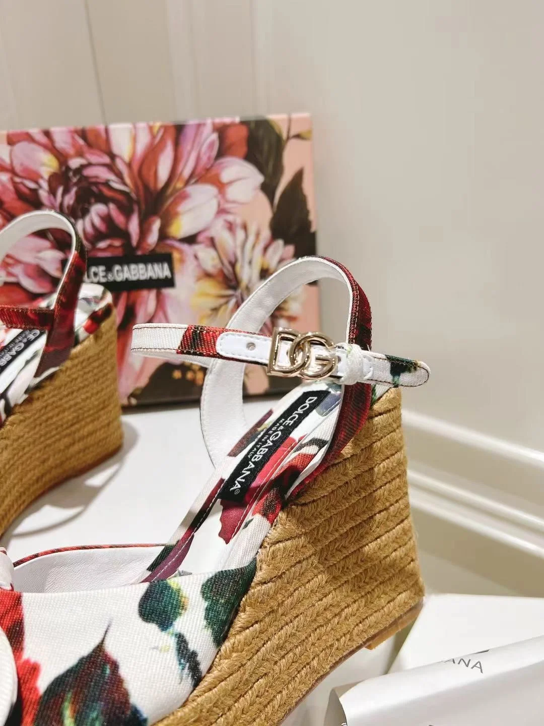 Resilient Dolce Gabbana Sandals 23021