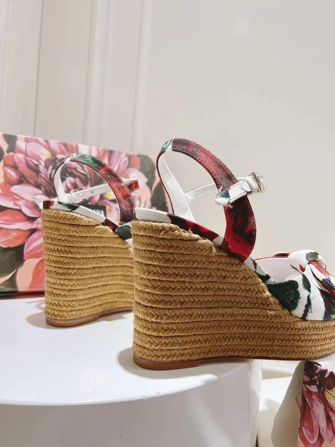 Resilient Dolce Gabbana Sandals 23021