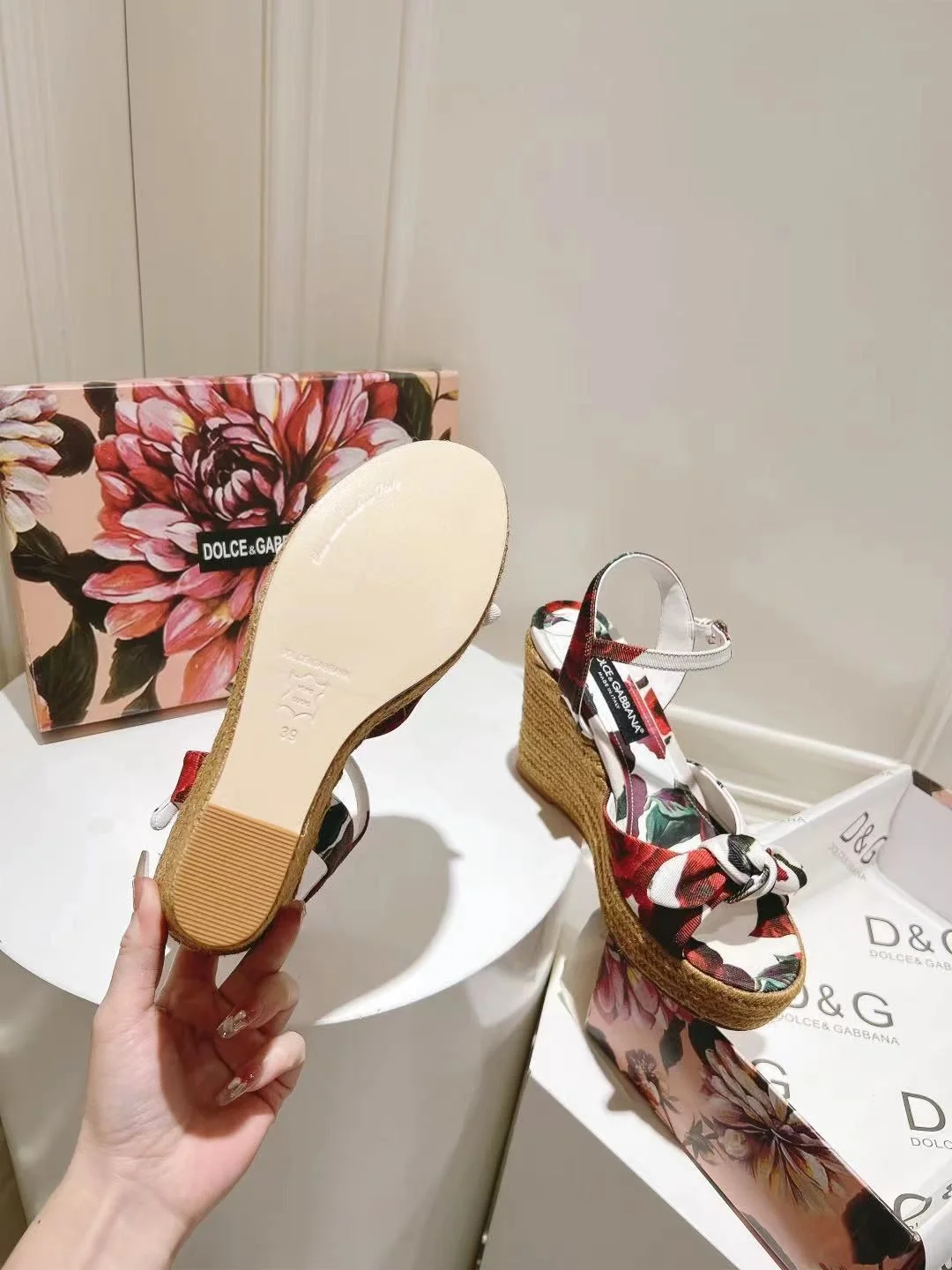 Resilient Dolce Gabbana Sandals 23021