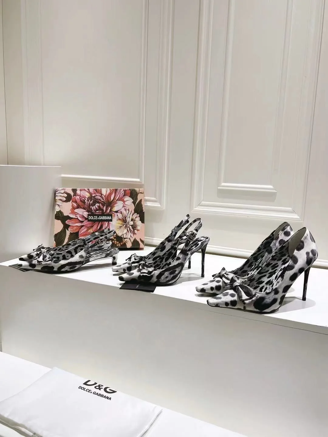 Dolce Gabbana Sandals Elegant 22965
