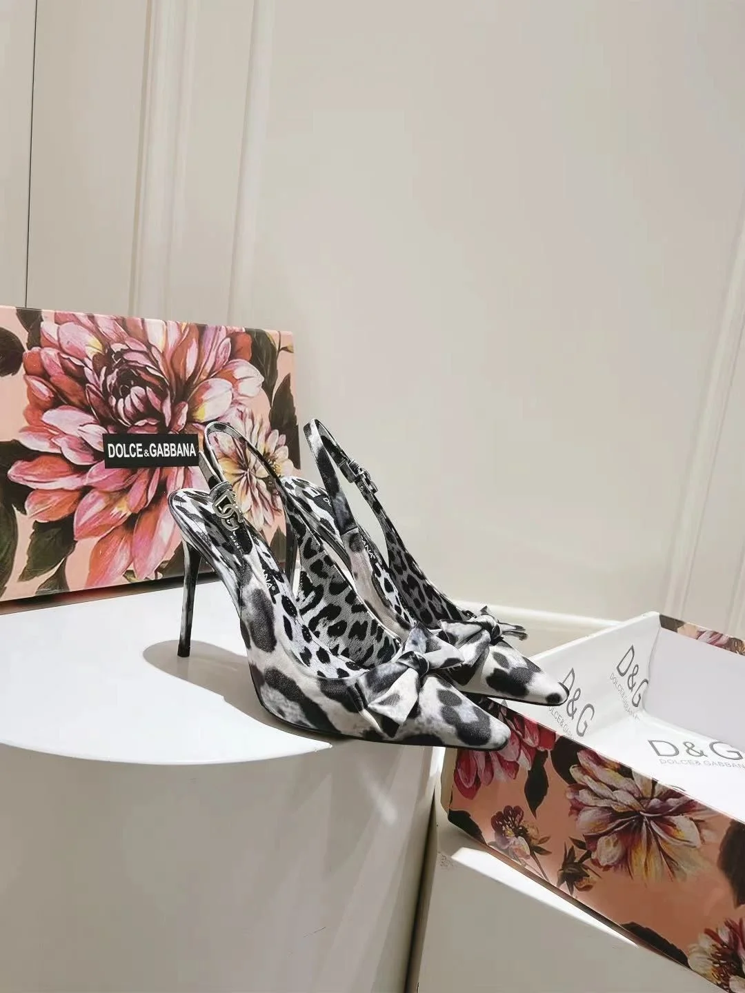 Dolce Gabbana Sandals Elegant 22965