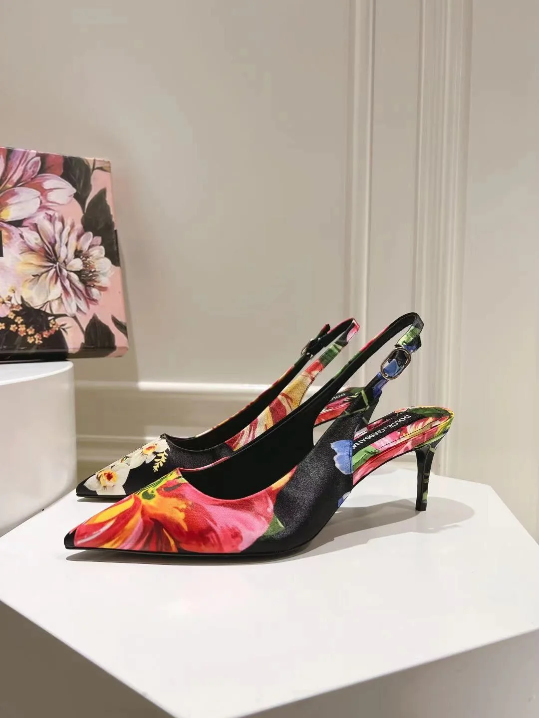 Dolce Gabbana Sandals TimelessDesign 23029