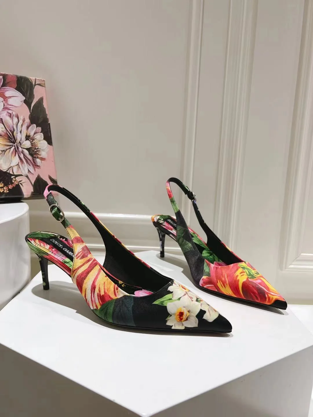 Dolce Gabbana Sandals TimelessDesign 23029