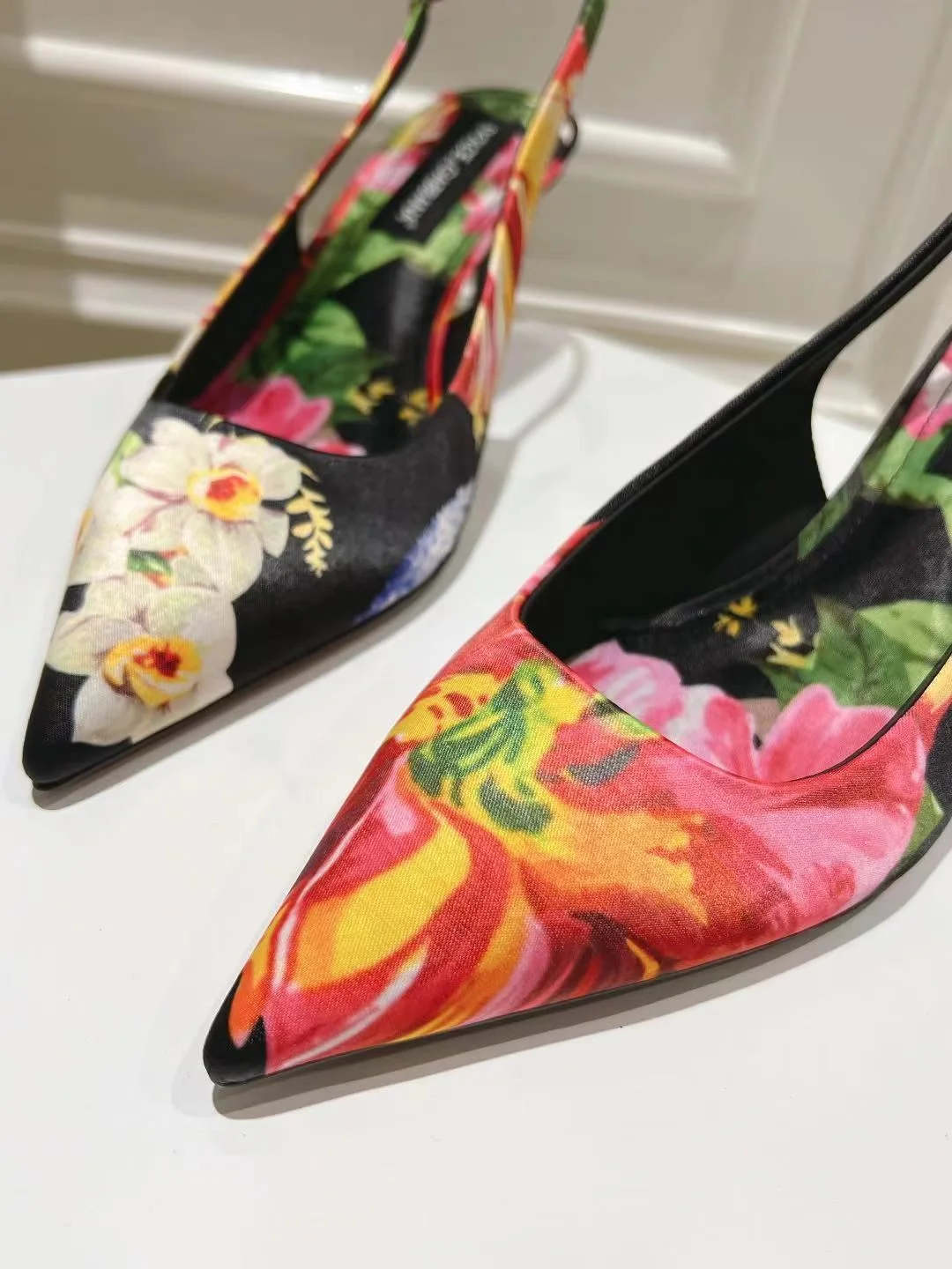 Dolce Gabbana Sandals TimelessDesign 23029