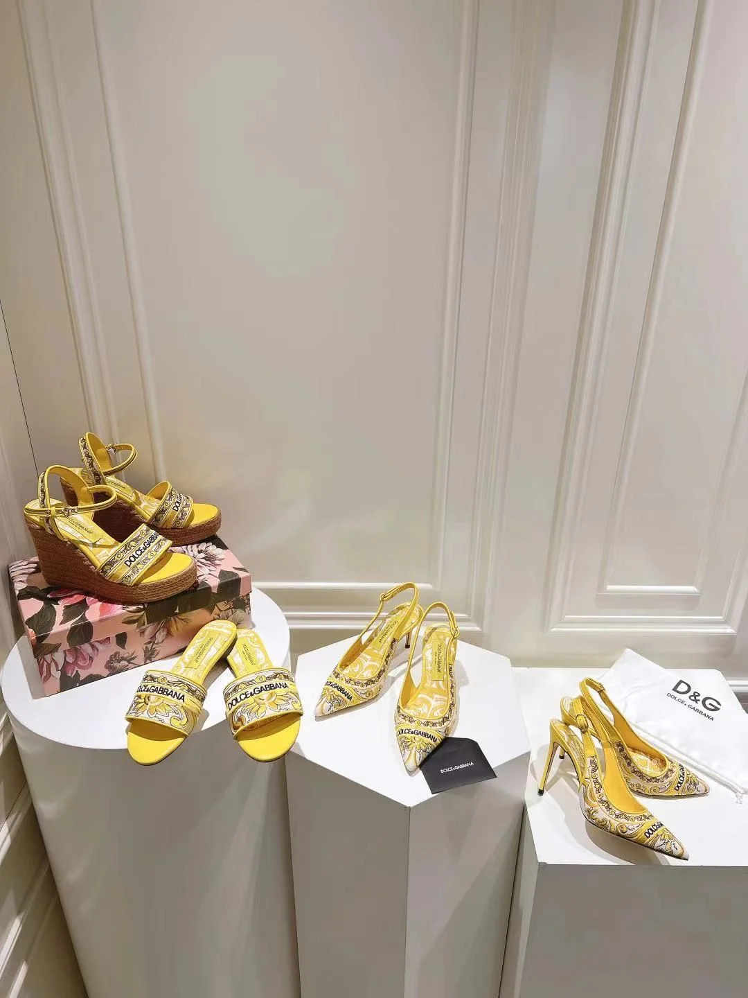 Dolce Gabbana Sandals Sophisticated 22963