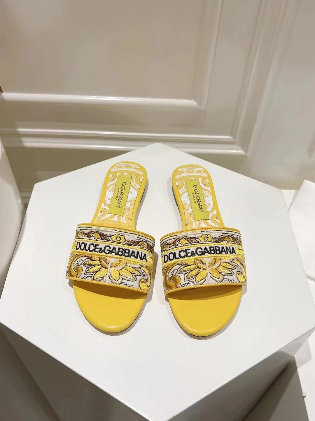 Supportive Dolce Gabbana Slippers 22799