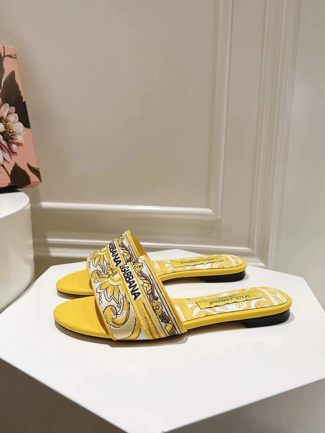 Supportive Dolce Gabbana Slippers 22799