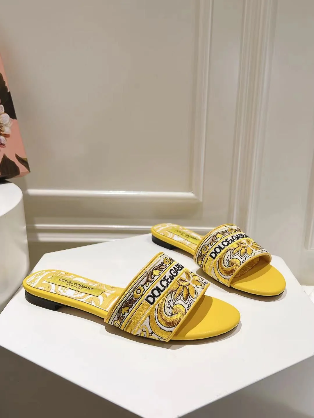 Supportive Dolce Gabbana Slippers 22799