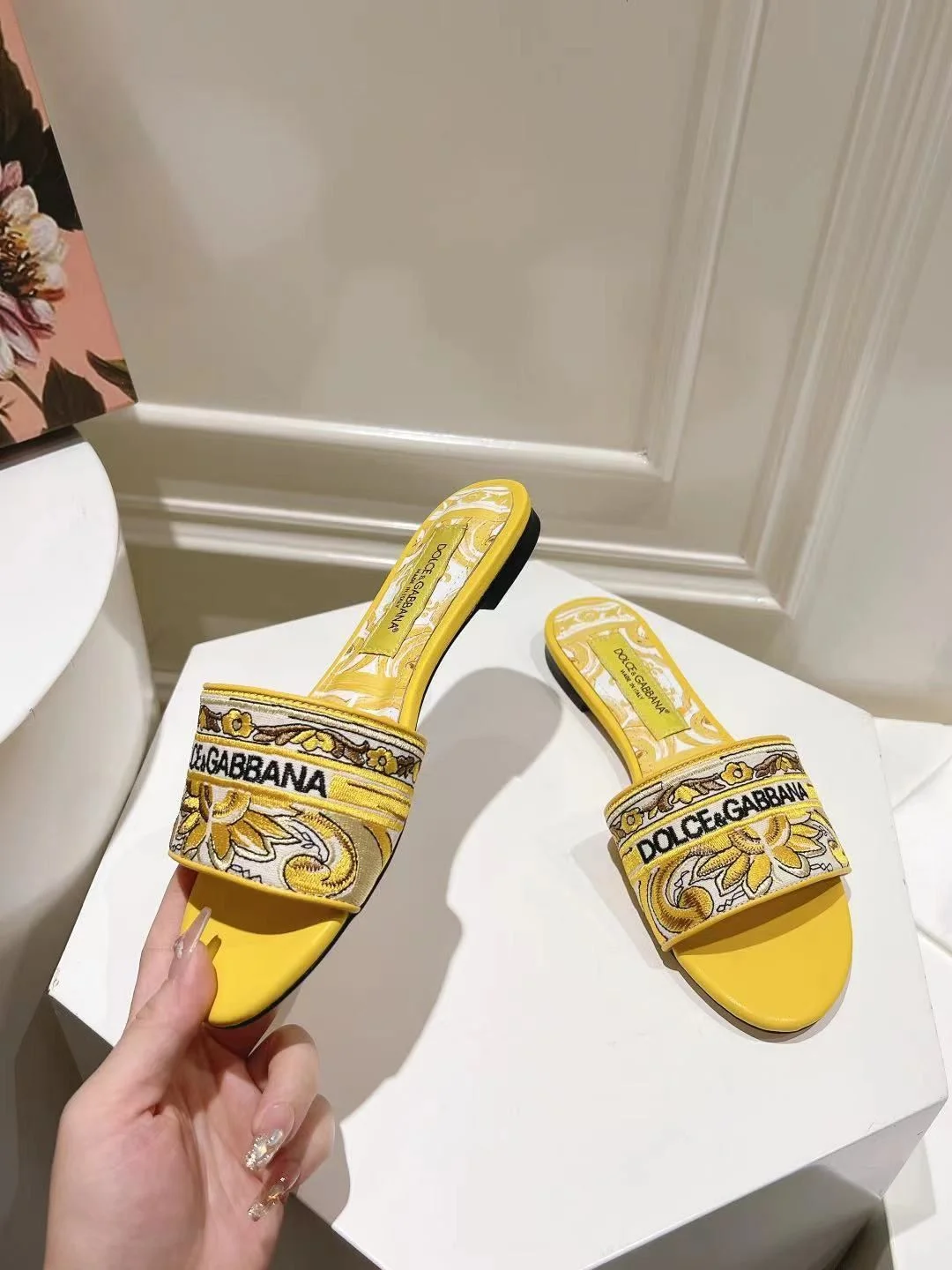 Supportive Dolce Gabbana Slippers 22799